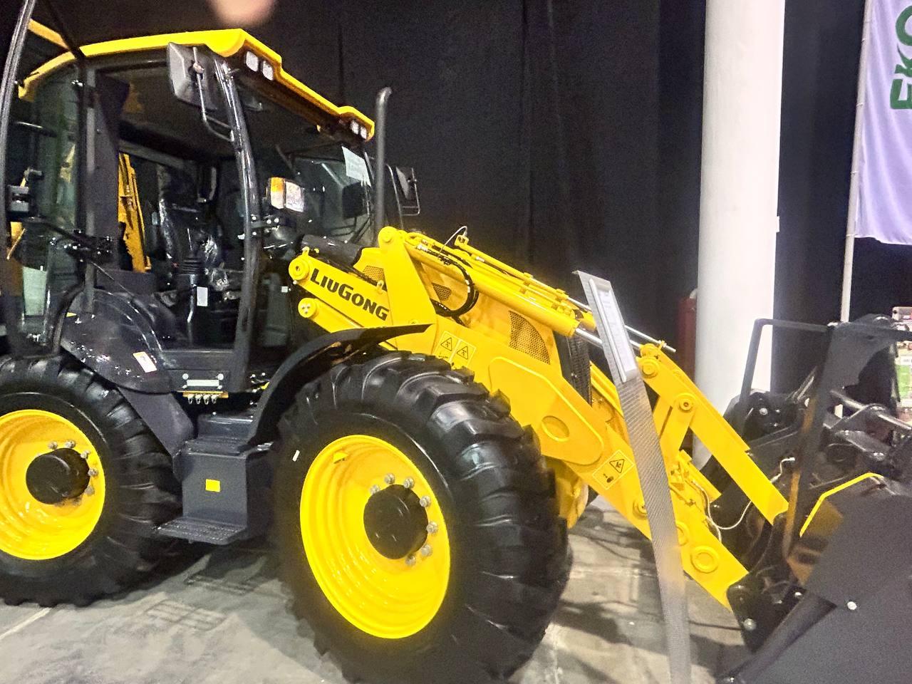 Фото В Новосибирске на строительной выставке показали скульптуру «Богомол» в 800 кг  и новейшую технику 4